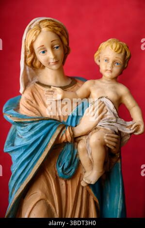 Eine Statue der Jungfrau Maria mit dem Jesuskind. Stockfoto