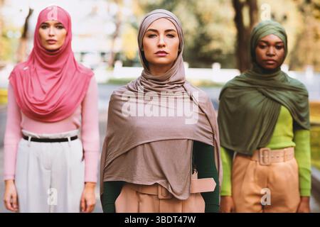 Ernsthafte Arabische Frau, Die Draußen Vor Diversen Damen Steht Stockfoto