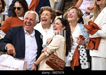 Paris, Frankreich. Mai 2025. Tribut an Rafael Nadal bei den French Open 2025 im Roland Garros am 25. Mai 2025 in Paris. Foto: Laurent Zabulon/ABACAPRESS.COM Credit: Abaca Press/Alamy Live News Stockfoto
