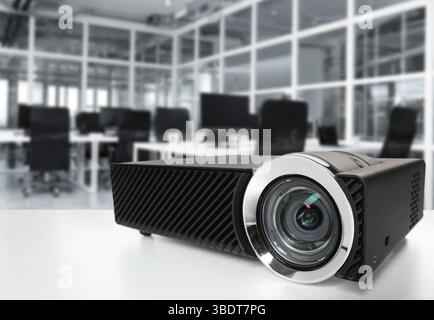 Moderner Videoprojektor auf weißem Tisch im Büro Stockfoto