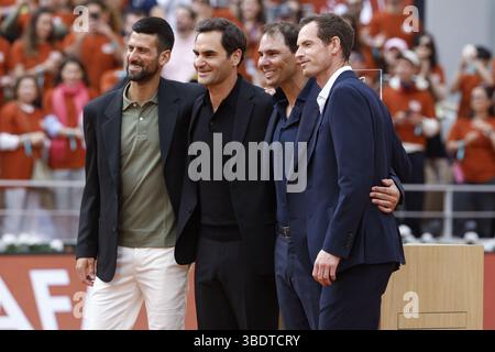 Rafael Nadal mit Roger Federer, Novak Djokovic, Andy Murray während der Zeremonie zu Ehren seiner Karriere am 1. Tag der Roland-Garros 2025, French Open, Grand Slam Tennis Turnier am 25. Mai 2025 im Roland-Garros Stadion in Paris, Frankreich Stockfoto