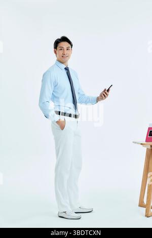 Ein Geschäftsmann scannt QR-Codes für die Zahlung Stockfoto