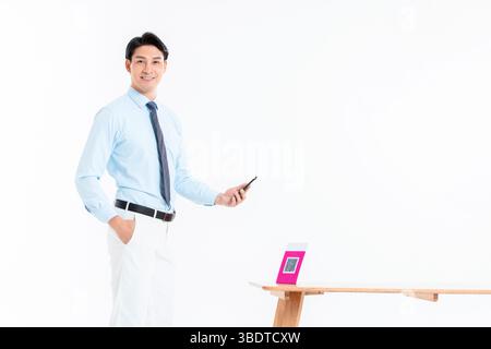 Ein Geschäftsmann scannt QR-Codes für die Zahlung Stockfoto