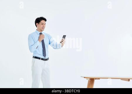 Ein Geschäftsmann scannt QR-Codes für die Zahlung Stockfoto