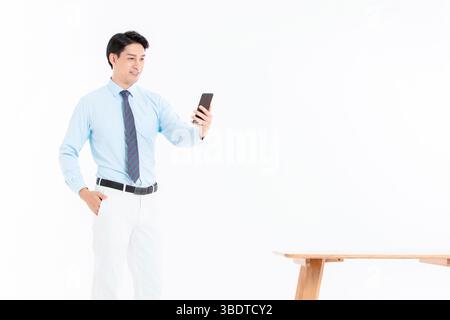 Ein Geschäftsmann scannt QR-Codes für die Zahlung Stockfoto