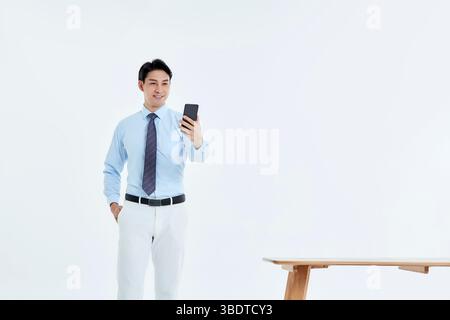 Ein Geschäftsmann scannt QR-Codes für die Zahlung Stockfoto