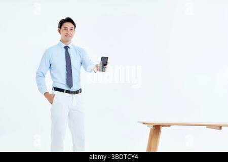 Ein Geschäftsmann scannt QR-Codes für die Zahlung Stockfoto