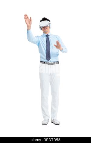 Ein passender Mann mit einem VR-Headset winkt beide Hände kräftig Stockfoto