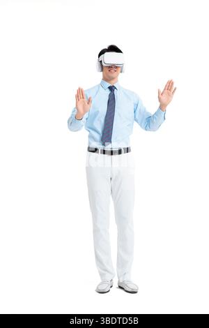 Ein passender Mann mit einem VR-Headset winkt beide Hände kräftig Stockfoto