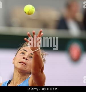 Paris, Frankreich. Mai 2025. Jasmine Paolini spielt im ersten Runde-Spiel der Frauen zwischen Jasmine Paolini aus Italien und Yuan Yue aus China beim French Open-Tennis-Turnier in Roland Garros, Paris, am 25. Mai 2025. Quelle: Li Jing/Xinhua/Alamy Live News Stockfoto