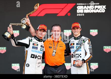 Monte Carlo. Mai 2025. Der britische Erstplatzierte Lando Norris (L) von McLaren steht auf dem Podium mit Oscar Piastri (R) aus Australien und Zak Brown, CEO von McLaren, nach dem Formel-1-Monaco-Grand Prix auf dem Circuit de Monaco in Monte Carlo, Monaco, 25. Mai 2025. Quelle: Qian Jun/Xinhua/Alamy Live News Stockfoto