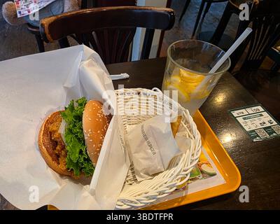 Chicken Sandwich und Lemonade Essen Stockfoto