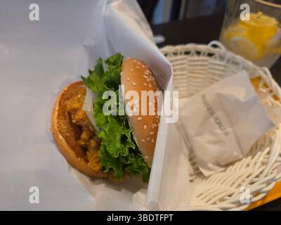 Chicken Sandwich und Lemonade Essen Stockfoto