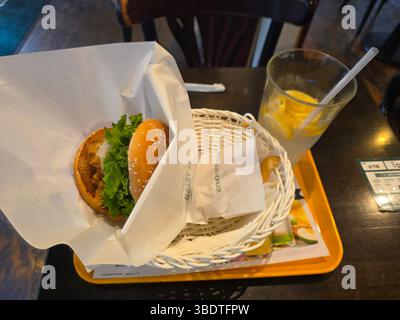 Chicken Sandwich und Lemonade Essen Stockfoto