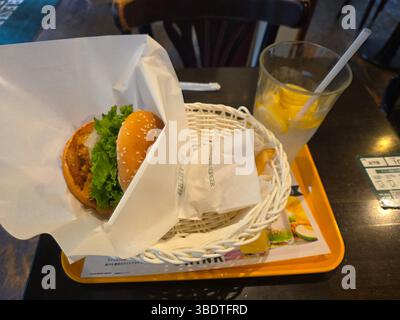 Chicken Sandwich und Lemonade Essen Stockfoto