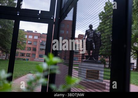 Eine Statue des 1. US-Präsidenten George Washington ist zu sehen, während der Hauptcampus der George Washington University in DC am 23. Mai 2025 eingezäunt ist. Letztes Jahr war der Universitätshof Schauplatz eines großen Studentenprotests gegen den Krieg in Gaza. (Foto: Aashish Kiphayet/SIPA USA) Credit: SIPA USA/Alamy Live News Stockfoto