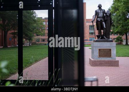Eine Statue des 1. US-Präsidenten George Washington ist zu sehen, während der Hauptcampus der George Washington University in DC am 23. Mai 2025 eingezäunt ist. Letztes Jahr war der Universitätshof Schauplatz eines großen Studentenprotests gegen den Krieg in Gaza. (Foto: Aashish Kiphayet/SIPA USA) Credit: SIPA USA/Alamy Live News Stockfoto