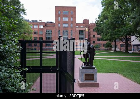 Eine Statue des 1. US-Präsidenten George Washington ist zu sehen, während der Hauptcampus der George Washington University in DC am 23. Mai 2025 eingezäunt ist. Letztes Jahr war der Universitätshof Schauplatz eines großen Studentenprotests gegen den Krieg in Gaza. (Foto: Aashish Kiphayet/SIPA USA) Credit: SIPA USA/Alamy Live News Stockfoto