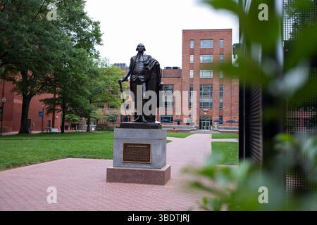 Eine Statue des 1. US-Präsidenten George Washington ist zu sehen, während der Hauptcampus der George Washington University in DC am 23. Mai 2025 eingezäunt ist. Letztes Jahr war der Universitätshof Schauplatz eines großen Studentenprotests gegen den Krieg in Gaza. (Foto: Aashish Kiphayet/SIPA USA) Credit: SIPA USA/Alamy Live News Stockfoto