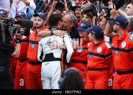 NORRIS Lando (gbr), McLaren F1 Team MCL39, Porträt mit seinem Vater beim Formel 1 Tag Heuer Grand Prix de Monaco, 8. Runde der FIA Formel 1 Weltmeisterschaft 2025 vom 23. Bis 25. Mai 2025 auf dem Circuit de Monaco in Monte-Carlo, Monaco Stockfoto