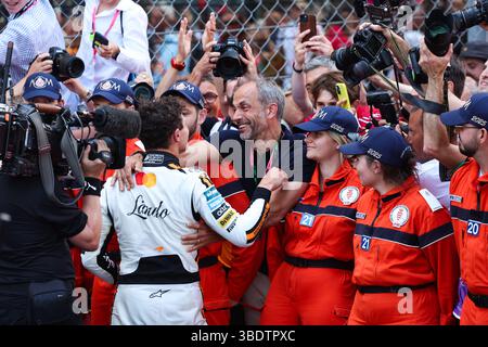NORRIS Lando (gbr), McLaren F1 Team MCL39, Porträt mit seinem Vater beim Formel 1 Tag Heuer Grand Prix de Monaco, 8. Runde der FIA Formel 1 Weltmeisterschaft 2025 vom 23. Bis 25. Mai 2025 auf dem Circuit de Monaco in Monte-Carlo, Monaco Stockfoto