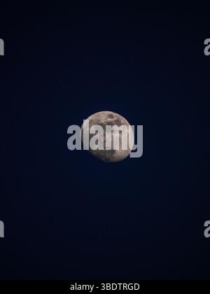 Hochauflösende Fotografie des wachsenden Gibbous Mondes am Nachthimmel, aufgenommen aus Utah, USA, mit sichtbaren Kratern und Oberflächendetails Stockfoto