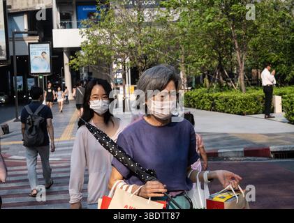 Bangkok, Thailand. März 2025. Frauen, die Gesichtsmasken tragen, um vor Infektionen und schlechter Luftqualität zu schützen. (Credit Image: © John Wreford/SOPA Images via ZUMA Press Wire) NUR REDAKTIONELLE VERWENDUNG! Nicht für kommerzielle ZWECKE! Stockfoto