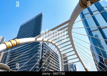 Bangkok, Thailand. März 2025. Das Wahrzeichen der Chong Nonsi Bridge an der Sathorn Road, einem Geschäfts- und Finanzviertel. (Credit Image: © John Wreford/SOPA Images via ZUMA Press Wire) NUR REDAKTIONELLE VERWENDUNG! Nicht für kommerzielle ZWECKE! Stockfoto