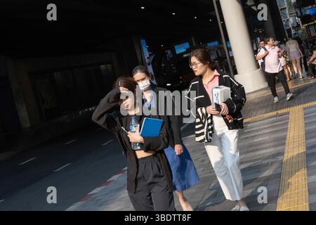 Bangkok, Thailand. März 2025. Die Menschen schützen ihre Gesichter vor der hellen Sonne während der intensiven Sommerhitze in der thailändischen Hauptstadt. (Credit Image: © John Wreford/SOPA Images via ZUMA Press Wire) NUR REDAKTIONELLE VERWENDUNG! Nicht für kommerzielle ZWECKE! Stockfoto