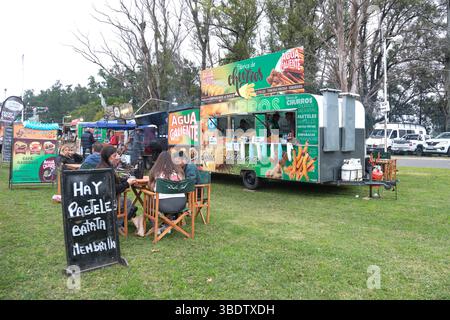 25. Mai 2025; Lobos, Buenos Aires, Argentinien: Lebensmittelzone während der Fiesta de la Empanada, einer Feier mit Kunsthandwerksständen und Folklore-Musik Stockfoto
