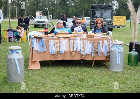 25. Mai 2025; Lobos, Buenos Aires, Argentinien: Jury-Tisch während der Fiesta de la Empanada, einer Feier mit traditionellem Essen, Kunsthandwerk und f Stockfoto