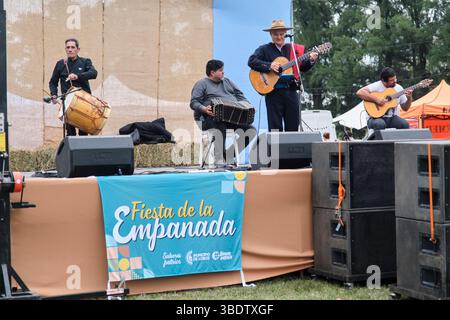 25. Mai 2025; Lobos, Buenos Aires, Argentinien: Musiker auf der Bühne der Fiesta de la empanada, einer Feier mit traditionellem Essen, Kunsthandwerk und traditionellem Kunsthandwerk Stockfoto
