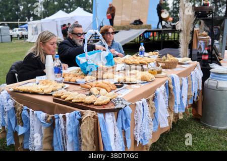 25. Mai 2025; Lobos, Buenos Aires, Argentinien: Jury-Tisch während der Fiesta de la Empanada, einer Feier mit traditionellem Essen, handwerklichem Verkauf Stockfoto