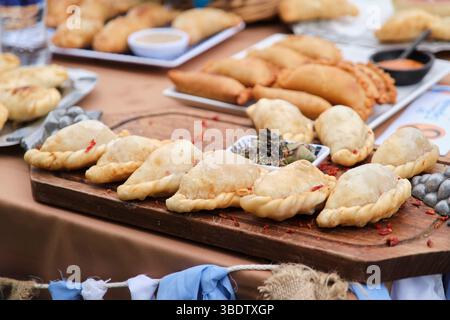 25. Mai 2025; Lobos, Buenos Aires, Argentinien: Jury-Tisch während der Fiesta de la Empanada, einer Feier mit traditionellem Essen, handwerklichem Verkauf Stockfoto
