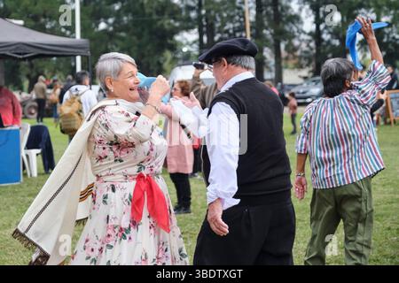 25. Mai 2025; Lobos, Buenos Aires, Argentinien: Menschen tanzen Folklore-Musik während der Fiesta de la empanada, einer Feier mit traditionellem Essen, han Stockfoto