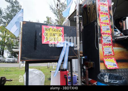 25. Mai 2025; Lobos, Buenos Aires, Argentinien: Verkauf von Linseneintopf während der Fiesta de la empanada, einer Feier mit traditionellem Essen, Kunsthandwerk a Stockfoto