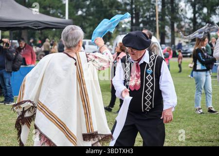 25. Mai 2025; Lobos, Buenos Aires, Argentinien: Menschen tanzen Folklore-Musik während der Fiesta de la empanada, einer Feier mit traditionellem Essen, han Stockfoto