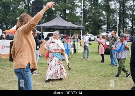 25. Mai 2025; Lobos, Buenos Aires, Argentinien: Menschen tanzen Folklore-Musik während der Fiesta de la empanada, einer Feier mit traditionellem Essen, han Stockfoto