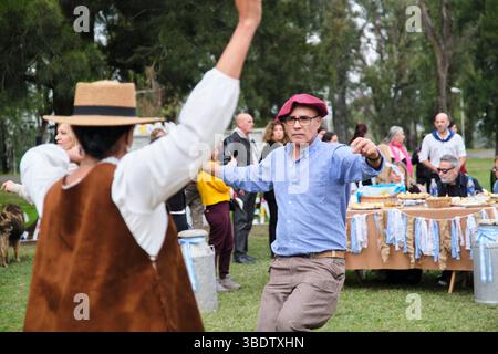 25. Mai 2025; Lobos, Buenos Aires, Argentinien: Menschen tanzen Folklore-Musik während der Fiesta de la empanada, einer Feier mit traditionellem Essen, han Stockfoto