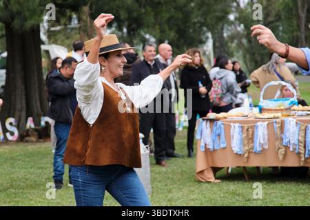 25. Mai 2025; Lobos, Buenos Aires, Argentinien: Während der Fiesta de la empanada, einer Feier mit traditionellem Essen, tanzt man Folklore-Musik Stockfoto