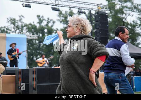 25. Mai 2025; Lobos, Buenos Aires, Argentinien: Während der Fiesta de la empanada, einer Feier mit traditionellem Essen, tanzt man Folklore-Musik Stockfoto
