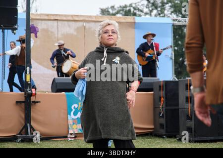 25. Mai 2025; Lobos, Buenos Aires, Argentinien: Frau tanzt Folklore-Musik während der Fiesta de la Empanada, einer Feier mit traditionellem Essen, Hand Stockfoto