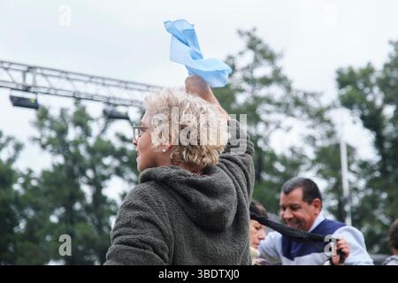 25. Mai 2025; Lobos, Buenos Aires, Argentinien: Während der Fiesta de la empanada, einer Feier mit traditionellem Essen, tanzt man Folklore-Musik Stockfoto