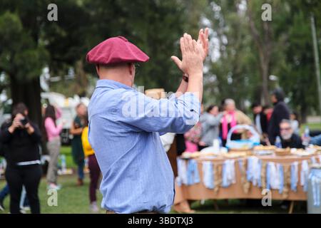 25. Mai 2025; Lobos, Buenos Aires, Argentinien: Während der Fiesta de la empanada, einer Feier mit traditionellem Essen, tanzt man Folklore-Musik Stockfoto