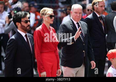 MONTE-CARLO, MONACO - 25. MAI: Albert II., Prinz von Monaco winkt seine Hand auf der Startaufstellung vor dem F1 Grand Prix von Monaco am 25. Mai 2025 in Monte-Carlo, Monaco. (Foto: Qian Jun/Paddocker) Credit: Jun QIAN/Alamy Live News Stockfoto