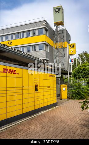 Ludwigshafen, Deutschland - 29. Juni 2024: Logos des Paketschließfaches. DHL ist ein deutsches Logistikunternehmen, das Kurierdienste, Pakete mit der Deutschen Postbank und anbietet Stockfoto