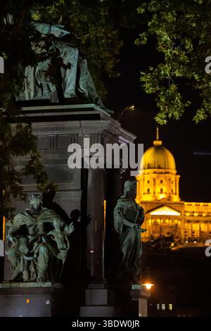 Budapest, Ungarn - 12. August 2024: Beleuchtetes Ferenc-Deák-Denkmal mit nächtlichem Hintergrund der Budaer Burg Stockfoto