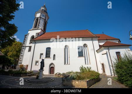 Nagymaros, Ungarn - 1. September 2024: Die Heilig-Kreuz-Kirche in Nagymaros Stockfoto