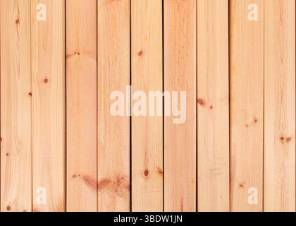 Clean Pine Wood Dielen Texture Hintergrund, Eine Nahaufnahme, Vollformataufnahme von vertikalen hellen Kiefernholzdielen, die natürliche Körnung und Knoten PA zeigen Stockfoto