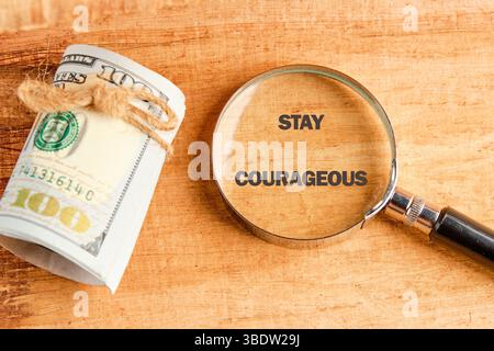 Motivationszitate BLEIBEN MUTIG. Stockfoto